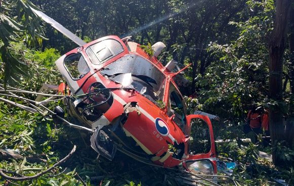 22일 오전 9시 39분께 경남 하동군 고전면 홍평마을 인근에 헬기 한 대가 추락해 헬기 탑승자 1명이 부상을 입었다. 추락 후 파손된 헬기 기체. 2024.8.7. 경남소방본부 제공