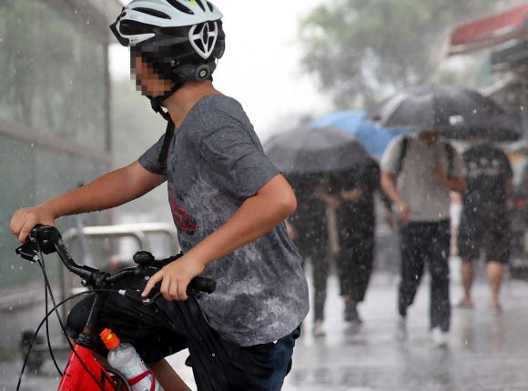 입추인 7일 오전 서울 여의도에 소나기가 내리고 있다. 2024.8.7. 연합뉴스