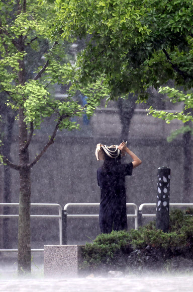 입추인 7일 오전 서울 여의도에 소나기가 내리고 있다. 2024.8.7. 연합뉴스