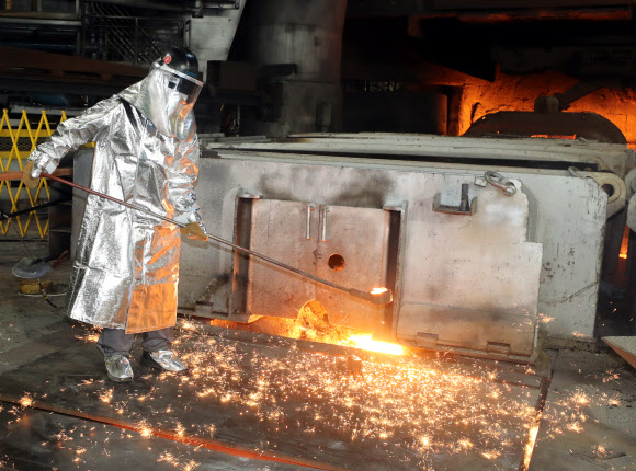 7일 폭염 속에 전남 광양시 광양제철소 근로자가 고온의 쇳물이 담겨 있는 용광로를 점검하고 있다. 2024.8.7. 연합뉴스