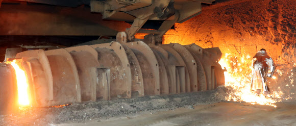 7일 폭염 속에 전남 광양시 광양제철소 근로자가 고온의 쇳물이 담겨 있는 용광로를 점검하고 있다. 2024.8.7. 연합뉴스