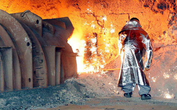 7일 폭염 속에 전남 광양시 광양제철소 근로자가 고온의 쇳물이 담겨 있는 용광로를 점검하고 있다. 2024.8.7. 연합뉴스