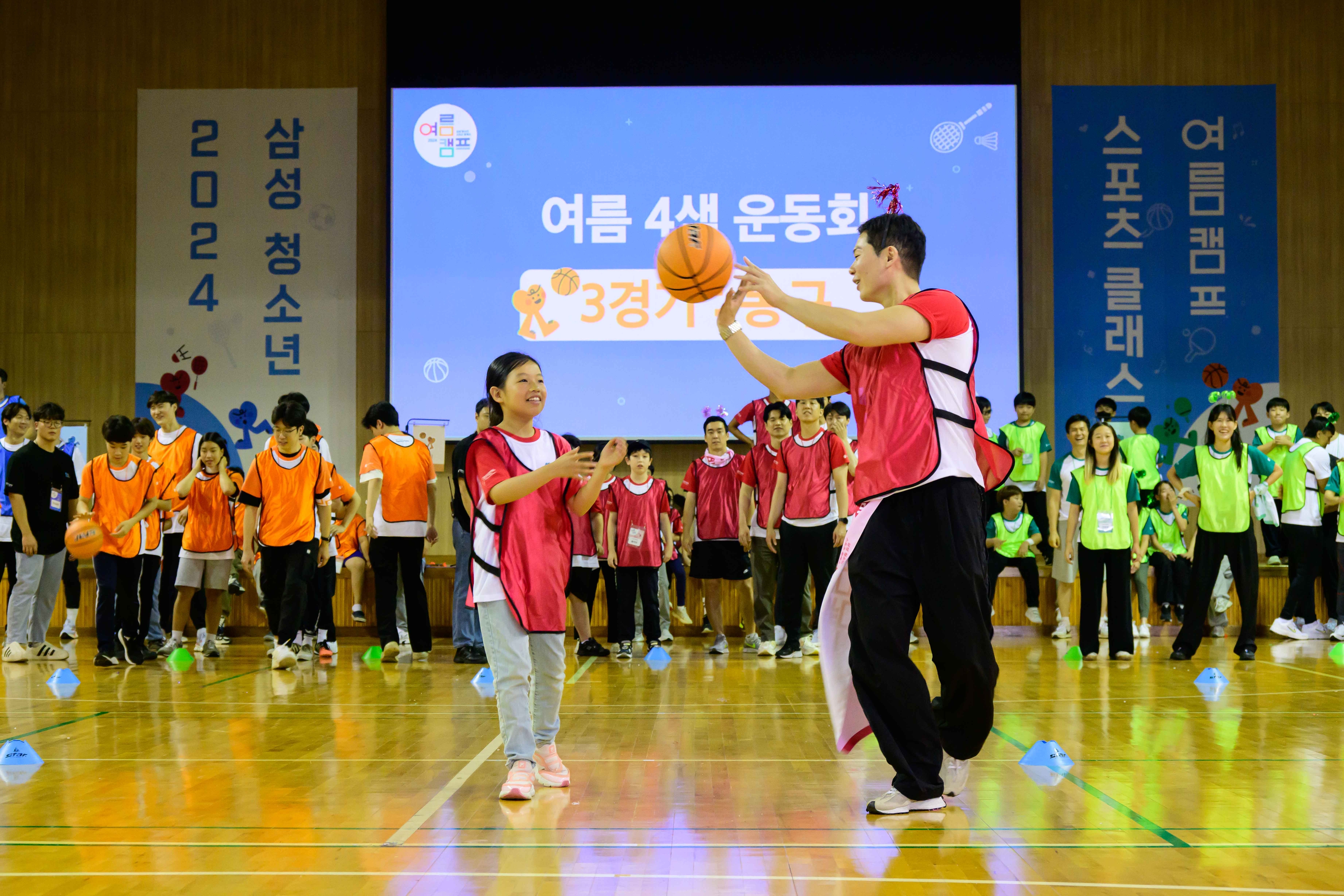 8일 경기 고양시 삼성화재 글로벌캠퍼스 다목적홀에서 열린 ‘삼성 다문화 청소년 스포츠 클래스’ 여름 캠프에 참가한 청소년들이 4색 운동회에서 농구공 드리블을 하고 있다.
제일기획 제공