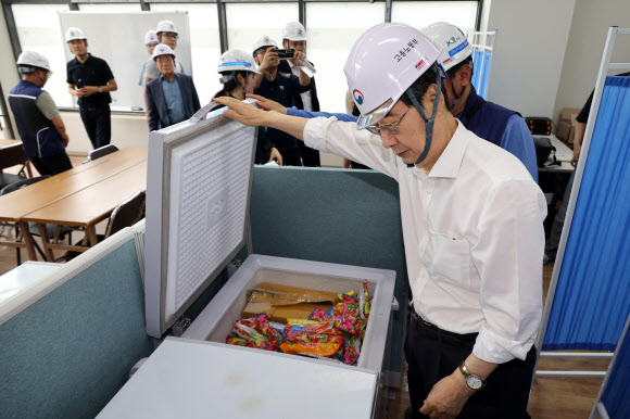 한덕수 국무총리가 8일 폭염 대응 건설 현장 점검을 위해 서울 성북구 장위4구역 주택정비사업 지구를 방문해 현장을 둘러보고 있다. 2024.8.8 연합뉴스