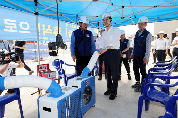 한덕수 국무총리가 8일 폭염 대응 건설현장 점검을 위해 서울 성북구 장위4구역 주택정비사업 지구를 방문, 현장을 둘러보고 있다. 2024.8.8 연합뉴스