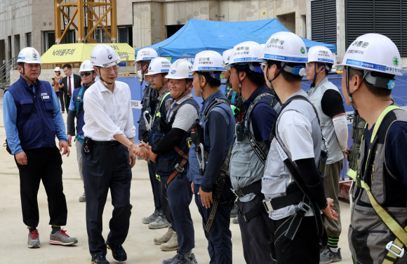 한덕수 국무총리가 8일 폭염 대응 건설현장 점검을 위해 서울 성북구 장위4구역 주택정비사업 지구를 방문, 현장 근로자들과 인사하고 있다. 2024.8.8 연합뉴스