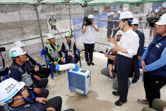한덕수 국무총리가 8일 폭염 대응 건설현장 점검을 위해 서울 성북구 장위4구역 주택정비사업 지구를 방문, 현장 관계자들과 대화하고 있다. 2024.8.8 연합뉴스