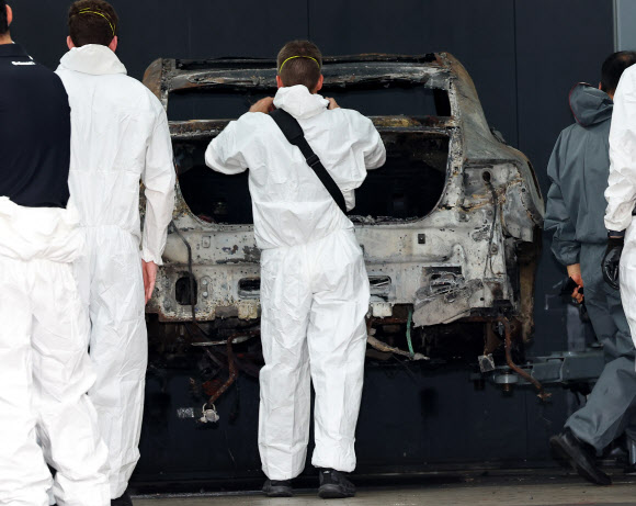 화재 전기차 촬영하는 벤츠 관계자