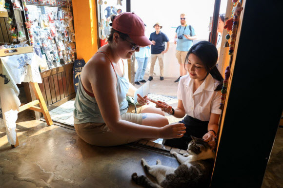 김건희 여사, 여름휴가 중 부산 흰여울 문화마을 방문