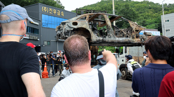 화재 전기차 합동 감식 준비 지켜보는 벤츠 관계자들