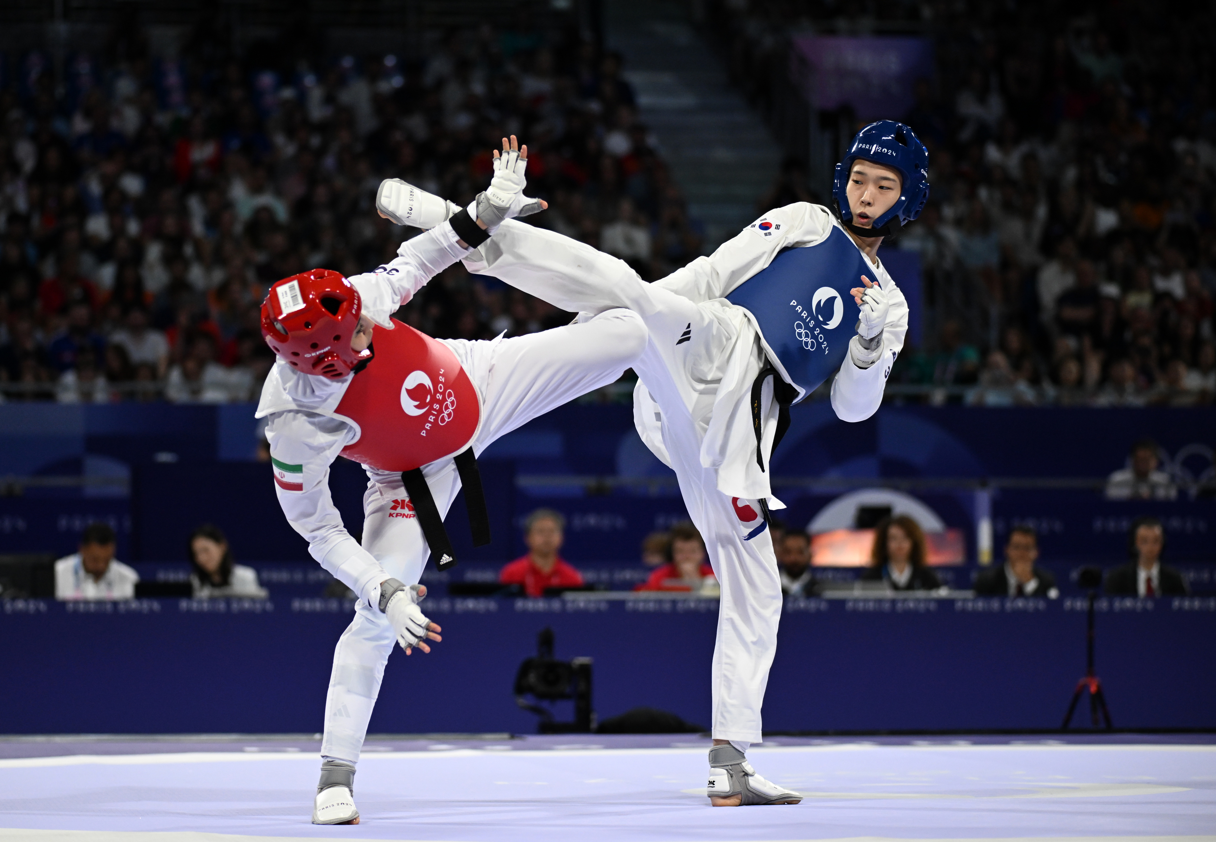 한국 태권도 국가대표 김유진이 9일(한국시간) 프랑스 파리 그랑 팔레에서 열린 2024 파리올림픽 태권도 여자 57kg급 나히드 키야니찬데와의 결승에서 공격하고 있다. 파리올림픽사진공동취재단