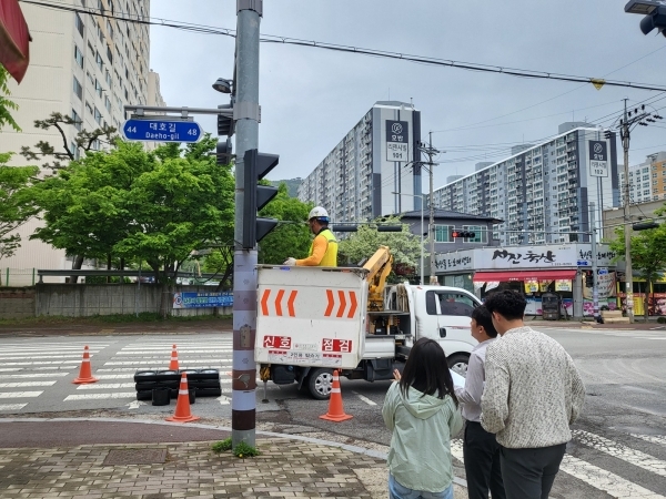 나주시 관계자들이 건설현장 부실시공 예방을 위한 점검을 하고 있다.나주시 제공