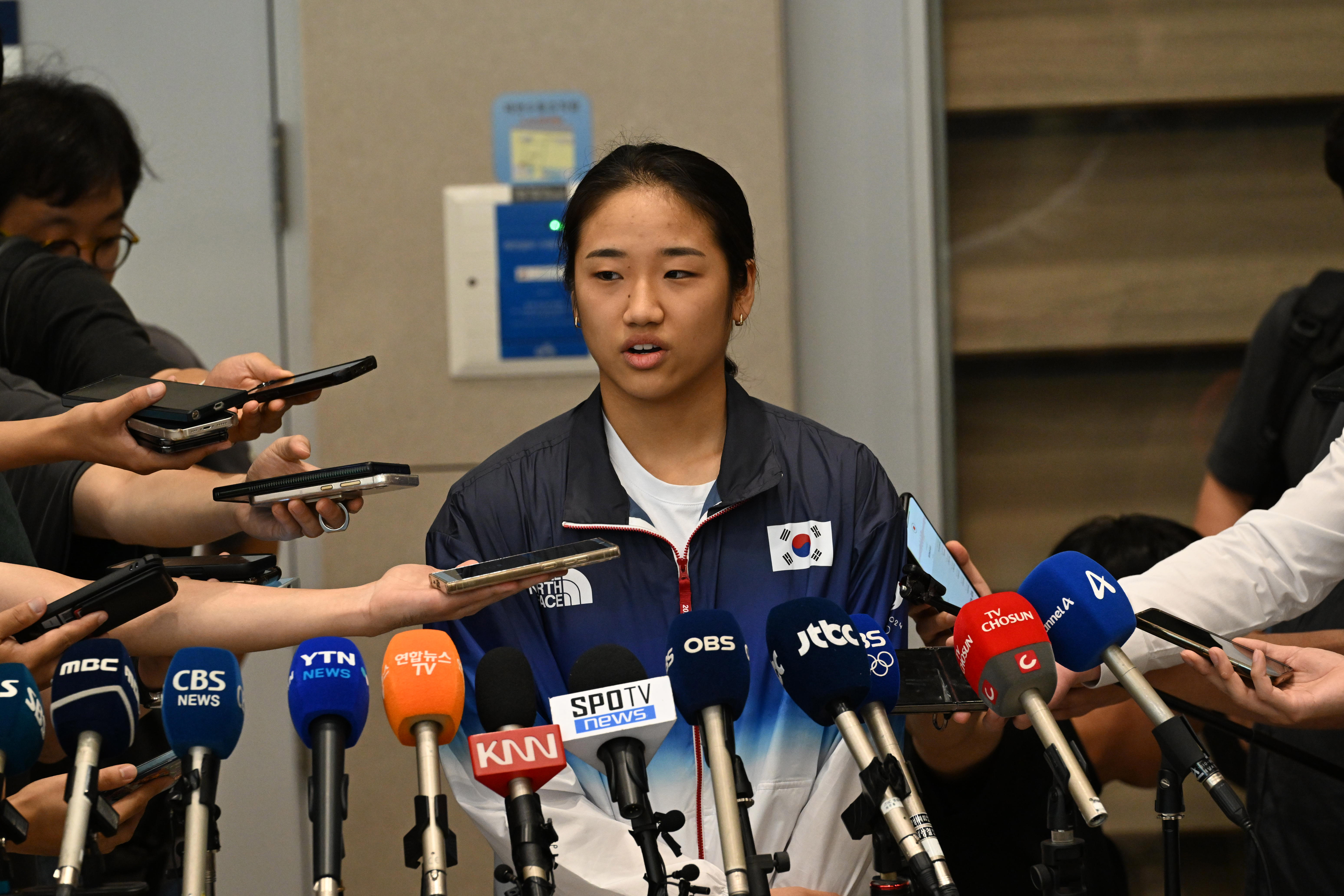 2024 파리올림픽 배드민턴 여자 단식에서 금메달을 딴 뒤 배드민턴협회의 선수 관리 문제 등을 지적한 안세영 선수가 7일 오후 인천국제공항 2터미널을 통해 귀국한 뒤 기자들의 질문에 답하고 있다. 2024.8.7. 도준석 전문기자