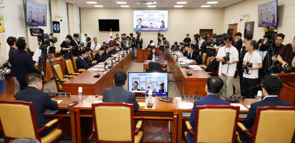 9일 오전 열린 국회 과학기술정보방송통신위원회의 ‘불법적 방송문화진흥회 이사 선임 등 방송장악 관련’ 1차 청문회에 증인으로 출석한 방송통신위원회 직원들이 자리하고 있다. 연합뉴스