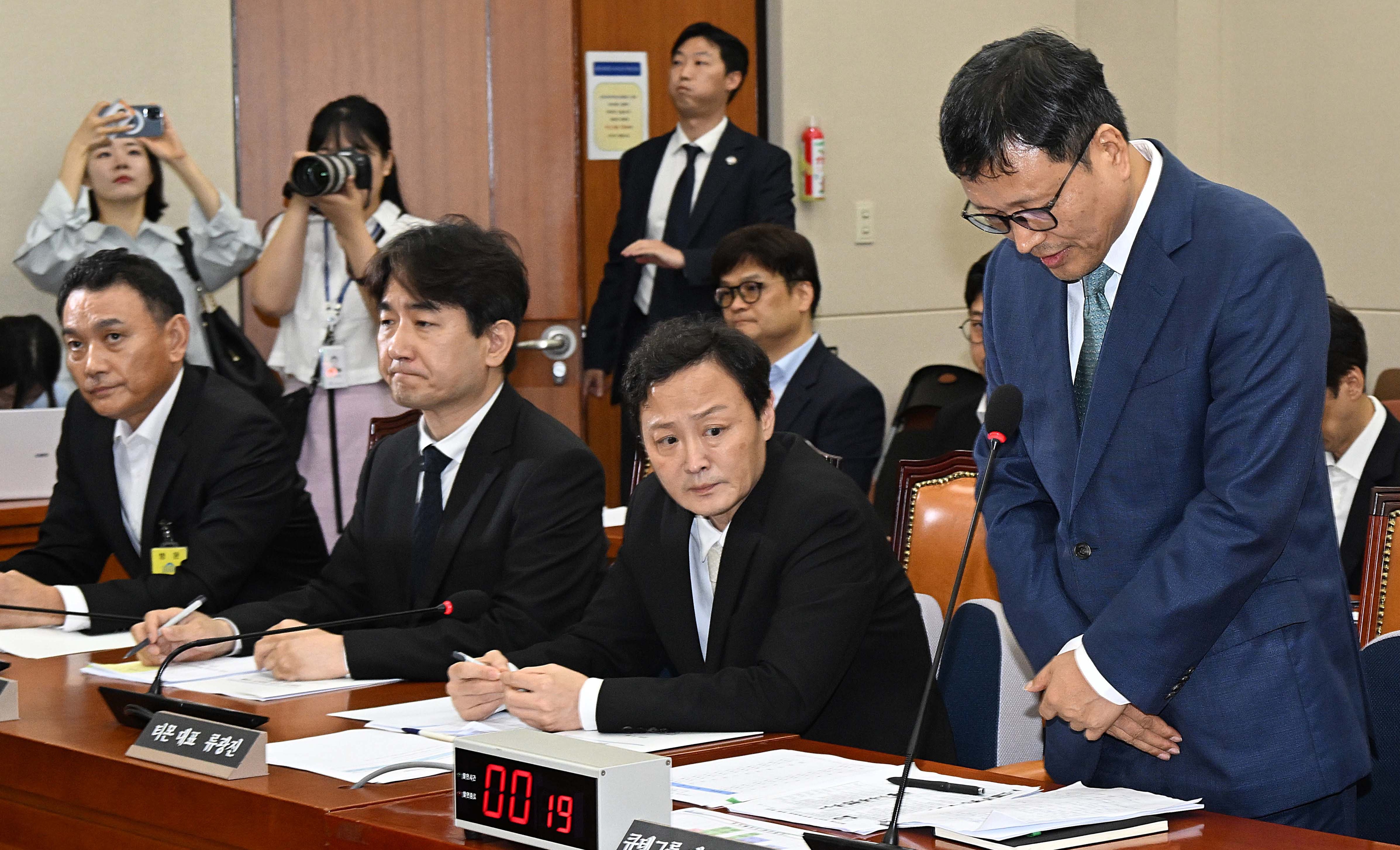 구영배(맨 오른쪽) 큐텐 대표가 지난달 국회에서 열린 ‘티몬·위메프 사태’ 관련 정무위원회 전체 회의에 출석해 고개 숙여 사과하고 있다. 오장환 기자