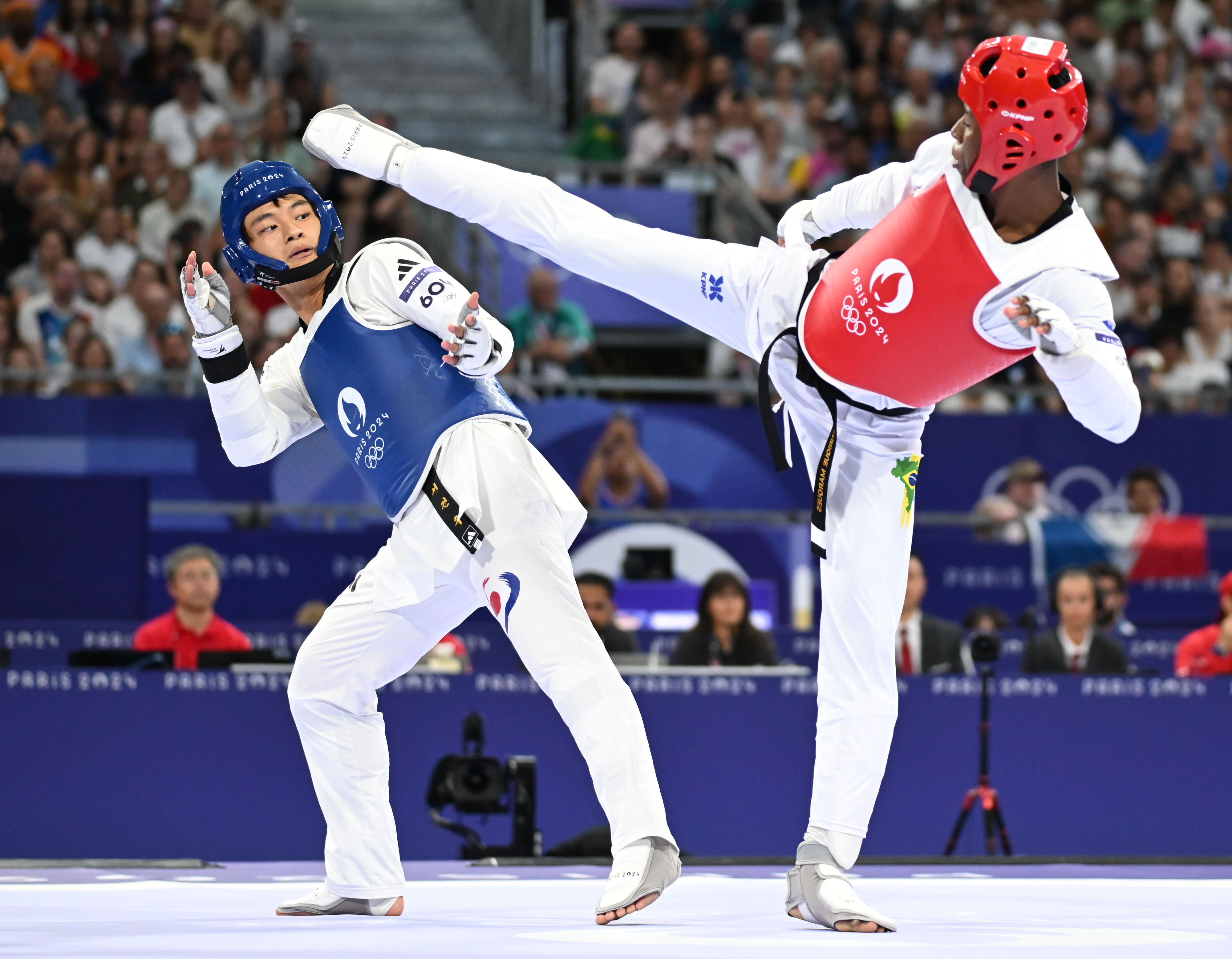 한국 태권도 국가대표 서건우가 9일(한국시간) 프랑스 파리 그랑팔레에서 열린 2024파리올림픽 태권도 남자 80kg급 8강에서 브라질 엔히키 마르케스 페르난지스의 공격을 피하고 있다. 파리올림픽사진공동취재단