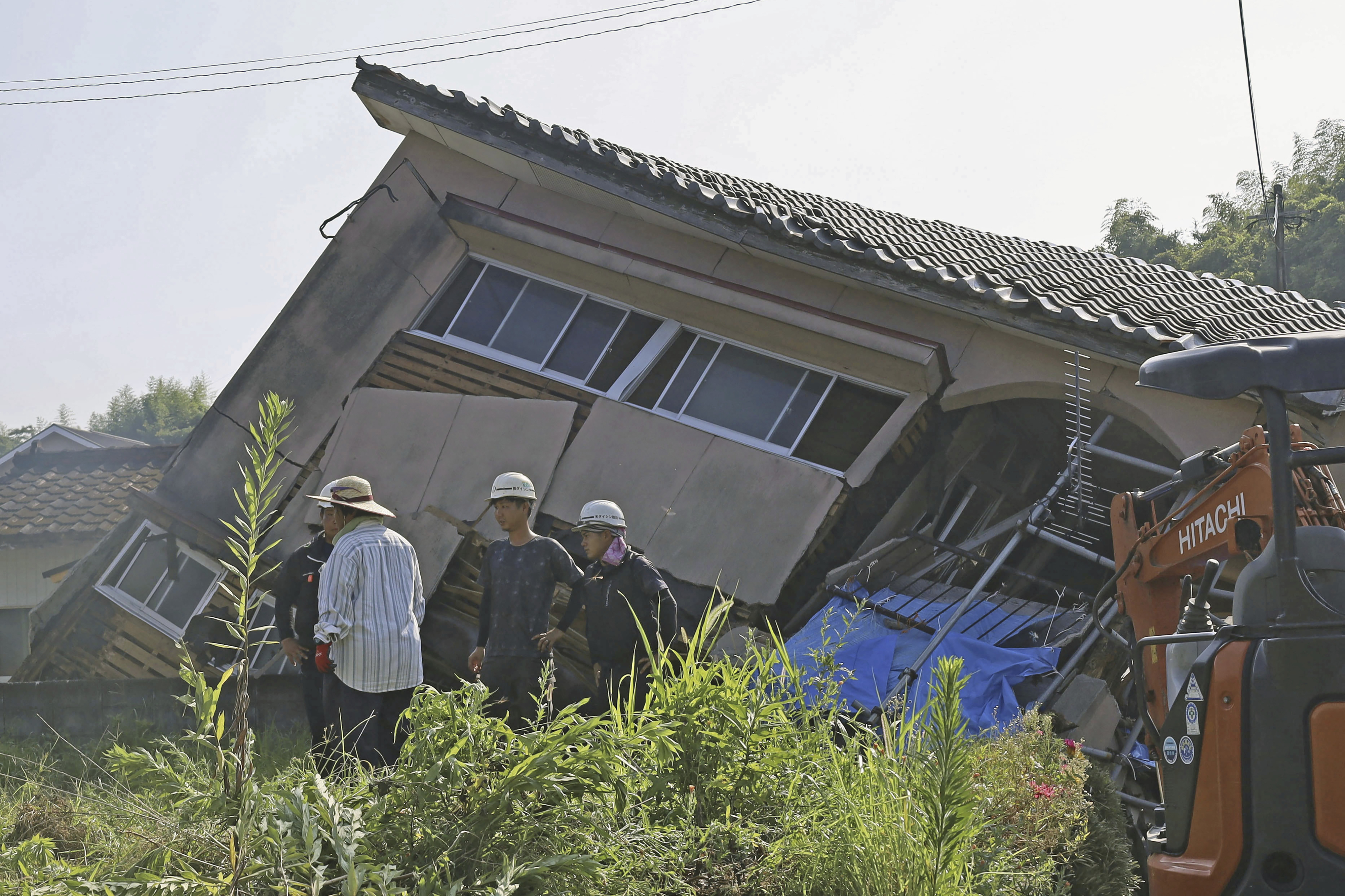 일본 규슈 미야자키현 앞바다에서 8일 규모 7.1 지진이 발생한 뒤 9일  가고시마현 오사키에 있는 한 가정집이 무너져 있다. 2024.08.09 AP 뉴시스