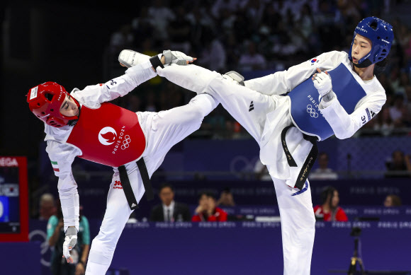 8일(현지시간) 프랑스 파리 그랑팔레 태권도경기장에서 열린 2024 파리올림픽 태권도 여자 57kg급 결승에서 한국의 김유진이 이란의 나히드 키야니찬데를 향해 금메달 발차기를 하고 있다. 2024.8.9 연합뉴스