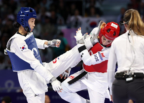 8일(현지시간) 프랑스 파리 그랑팔레 태권도경기장에서 열린 2024 파리올림픽 태권도 여자 57kg급 결승에서 이란의 나히드 키야니찬데를 상대로 경기를 펼치고 있다. 2024.8.9  연합뉴스