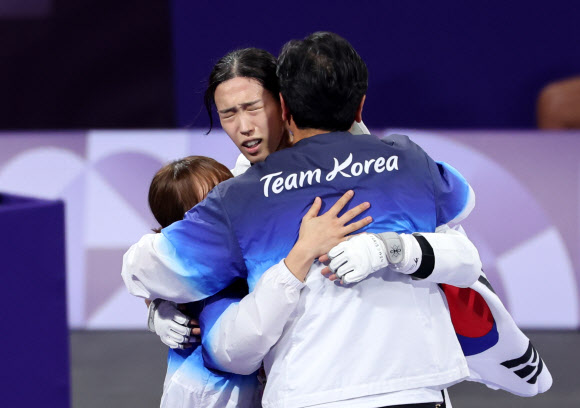 8일(현지시간) 프랑스 파리 그랑팔레 태권도경기장에서 열린 2024 파리올림픽 태권도 여자 57kg급 결승에서 한국의 김유진이 이란의 나히드 키야니찬데를 꺾고 금메달을 확정한 뒤 기뻐하고 있다. 2024.8.9  연합뉴스