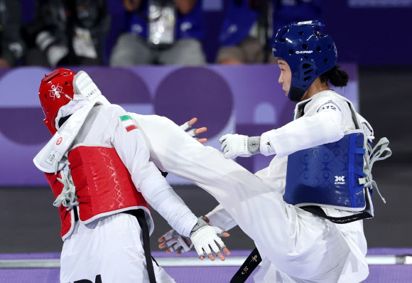 8일(현지시간) 프랑스 파리 그랑팔레 태권도경기장에서 열린 2024 파리올림픽 태권도 여자 57kg급 결승에서 한국의 김유진이 이란의 나히드 키야니찬데와 대결하고 있다. 2024.8.9  연합뉴스