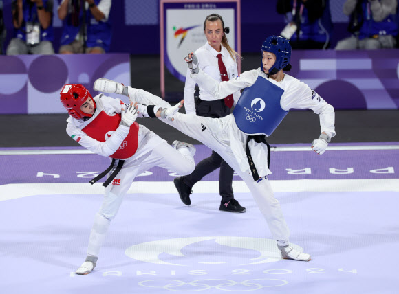 8일(현지시간) 프랑스 파리 그랑팔레 태권도경기장에서 열린 2024 파리올림픽 태권도 여자 57kg급 결승에서 한국의 김유진이 이란의 나히드 키야니찬데와 대결하고 있다. 2024.8.9  연합뉴스