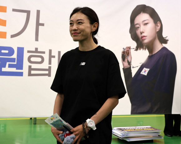 2024 파리 올림픽 사격 10m 공기권총에서 은메달을 딴 김예지 선수(임실군청)가 9일 전북 임실군 전북특별자치도종합사격장에서 기자회견을 하기에 앞서 감독 등에게 인사하고 있다. 2024.8.9  연합뉴스