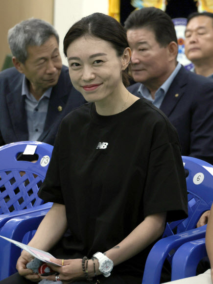 2024 파리 올림픽 사격 10m 공기권총에서 은메달을 딴 김예지 선수(임실군청)가 9일 전북 임실군 전북특별자치도종합사격장에서 기자회견을 하기에 앞서 취재진을 향해 포즈를 취하고 있다. 2024.8.9  연합뉴스