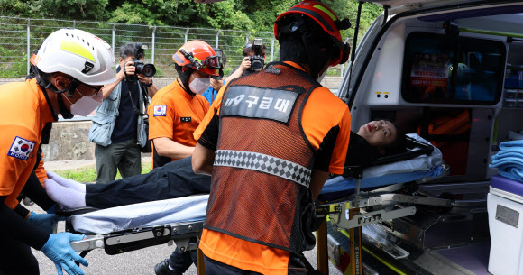 2024 파리 올림픽 사격 10m 공기권총에서 은메달을 딴 김예지 선수(임실군청)가 9일 전북 임실군 전북특별자치도종합사격장에서 기자회견 도중 실신해 회복한 뒤 119구급대에 의해 병원으로 이송되고 있다. 2024.8.9  연합뉴스