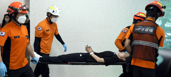 2024 파리 올림픽 사격 10m 공기권총에서 은메달을 딴 김예지 선수(임실군청)가 9일 전북 임실군 전북특별자치도종합사격장에서 기자회견 도중 실신해 회복한 뒤 119구급대에 의해 병원으로 이송되고 있다. 2024.8.9  연합뉴스