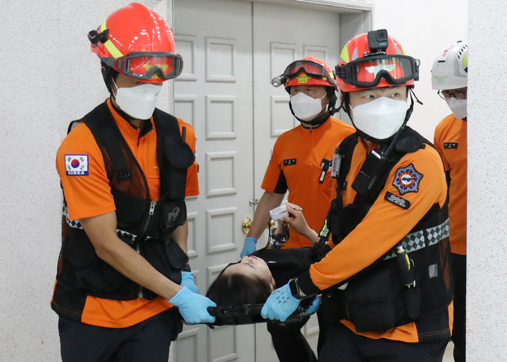 2024 파리 올림픽 사격 10m 공기권총 은메달리스트 김예지 선수(임실군청)가 9일 전북자치도 임실군 전북특별자치도종합사격장에서 기자회견 중 쓰러져 구급차로 옮겨지고 있다. 2024.8.9 뉴스1