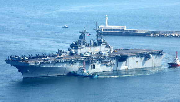 미국 해군의 강습상륙함(USS BOXER, LHD-4만1000t급)이 9일 군수적재 및 승조원 휴식을 위해 부산 남구 해군작전사령부 부산작전기지 부두로 입항하고 있다.  복서함은 길이 257m, 배수량 4만 1천 톤인 복서함은 중형 항모급 함정으로, 수직이착륙 F-35B 20여 대를 탑재할 수 있으며 2천여 명의 전투병력과 전차, 장갑차 100여 대를 수용할 수 있어 ‘경항공모함’으로 불린다. 2024.8.9  연합뉴스