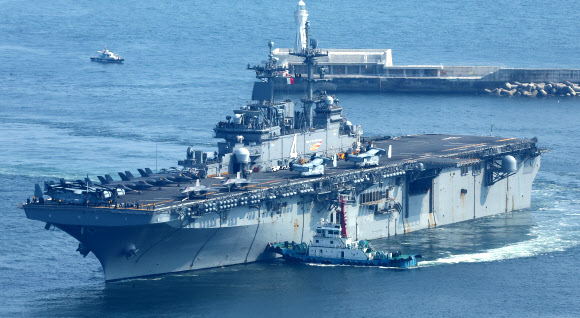 미국 해군의 강습상륙함(USS BOXER, LHD-4만1000t급)이 9일 군수적재 및 승조원 휴식을 위해 부산 남구 해군작전사령부 부산작전기지 부두로 입항하고 있다.  복서함은 길이 257m, 배수량 4만 1천 톤인 복서함은 중형 항모급 함정으로, 수직이착륙 F-35B 20여 대를 탑재할 수 있으며 2천여 명의 전투병력과 전차, 장갑차 100여 대를 수용할 수 있어 ‘경항공모함’으로 불린다. 2024.8.9  연합뉴스