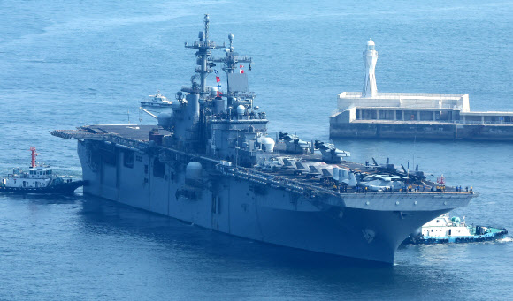 미국 해군의 강습상륙함(USS BOXER, LHD-4만1000t급)이 9일 군수적재 및 승조원 휴식을 위해 부산 남구 해군작전사령부 부산작전기지 부두로 입항하고 있다.  복서함은 길이 257m, 배수량 4만 1천 톤인 복서함은 중형 항모급 함정으로, 수직이착륙 F-35B 20여 대를 탑재할 수 있으며 2천여 명의 전투병력과 전차, 장갑차 100여 대를 수용할 수 있어 ‘경항공모함’으로 불린다. 2024.8.9  연합뉴스