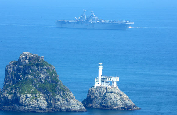 미국 해군의 강습상륙함(USS BOXER, LHD-4만1000t급)이 9일 군수적재 및 승조원 휴식을 위해 부산 남구 해군작전사령부 부산작전기지 부두로 입항하고 있다.  복서함은 길이 257m, 배수량 4만 1천 톤인 복서함은 중형 항모급 함정으로, 수직이착륙 F-35B 20여 대를 탑재할 수 있으며 2천여 명의 전투병력과 전차, 장갑차 100여 대를 수용할 수 있어 ‘경항공모함’으로 불린다. 2024.8.9  연합뉴스