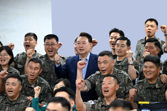 윤석열 대통령이 여름휴가 마지막 날인 9일 충남 계룡대 전투통제실을 방문해 근무자들과 기념 촬영을 하고 있다.   2024.8.9    대통령실 제공