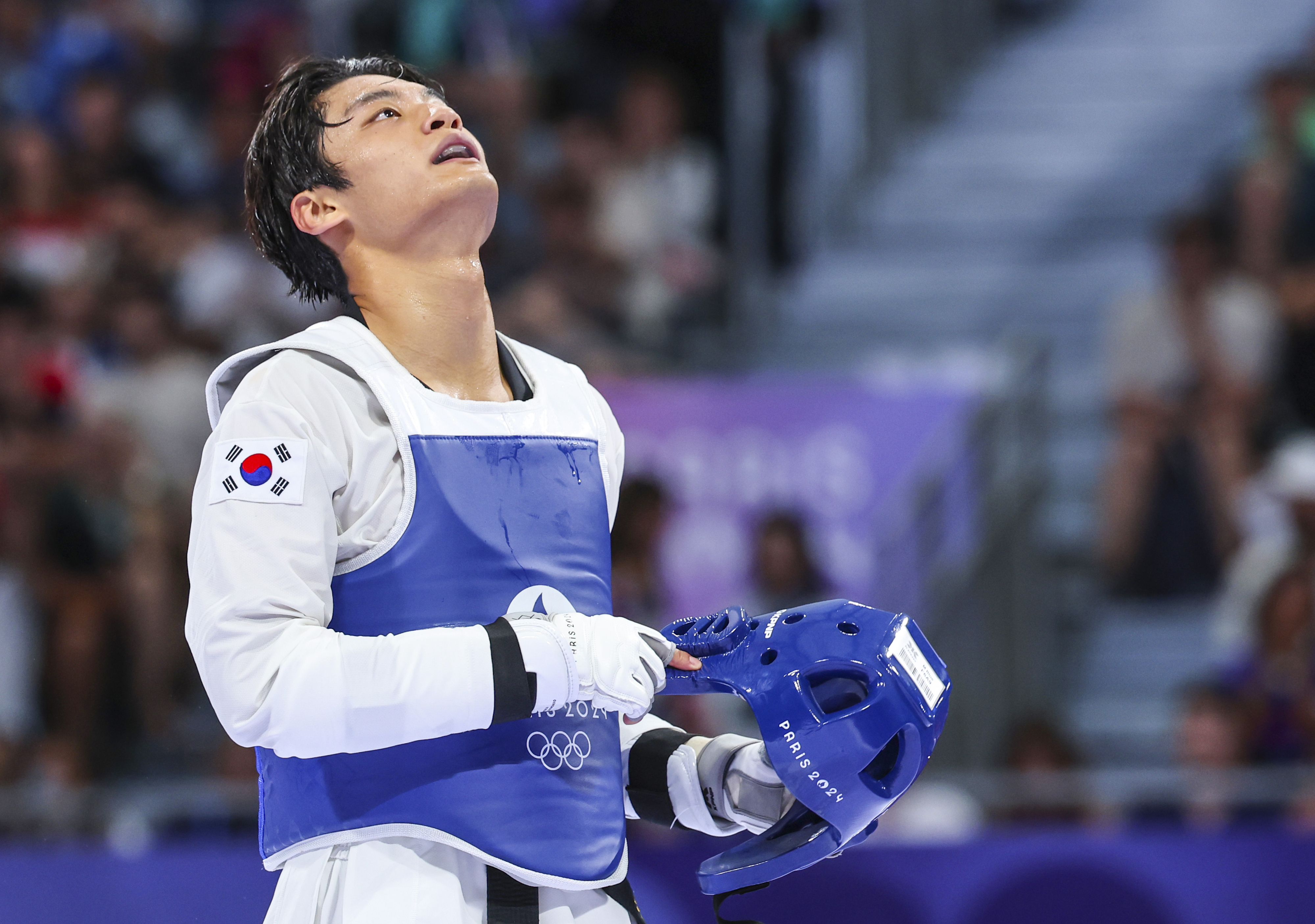 한국 태권도 국가대표 서건우 9일(한국시간) 프랑스 파리 그랑팔레에서 열린 2024 파리올림픽 태권도 남자 80kg급 준결승에서 이란 메흐란 바르호르다리에게 패배한 뒤 아쉬워 하고 있다. 파리 연합뉴스