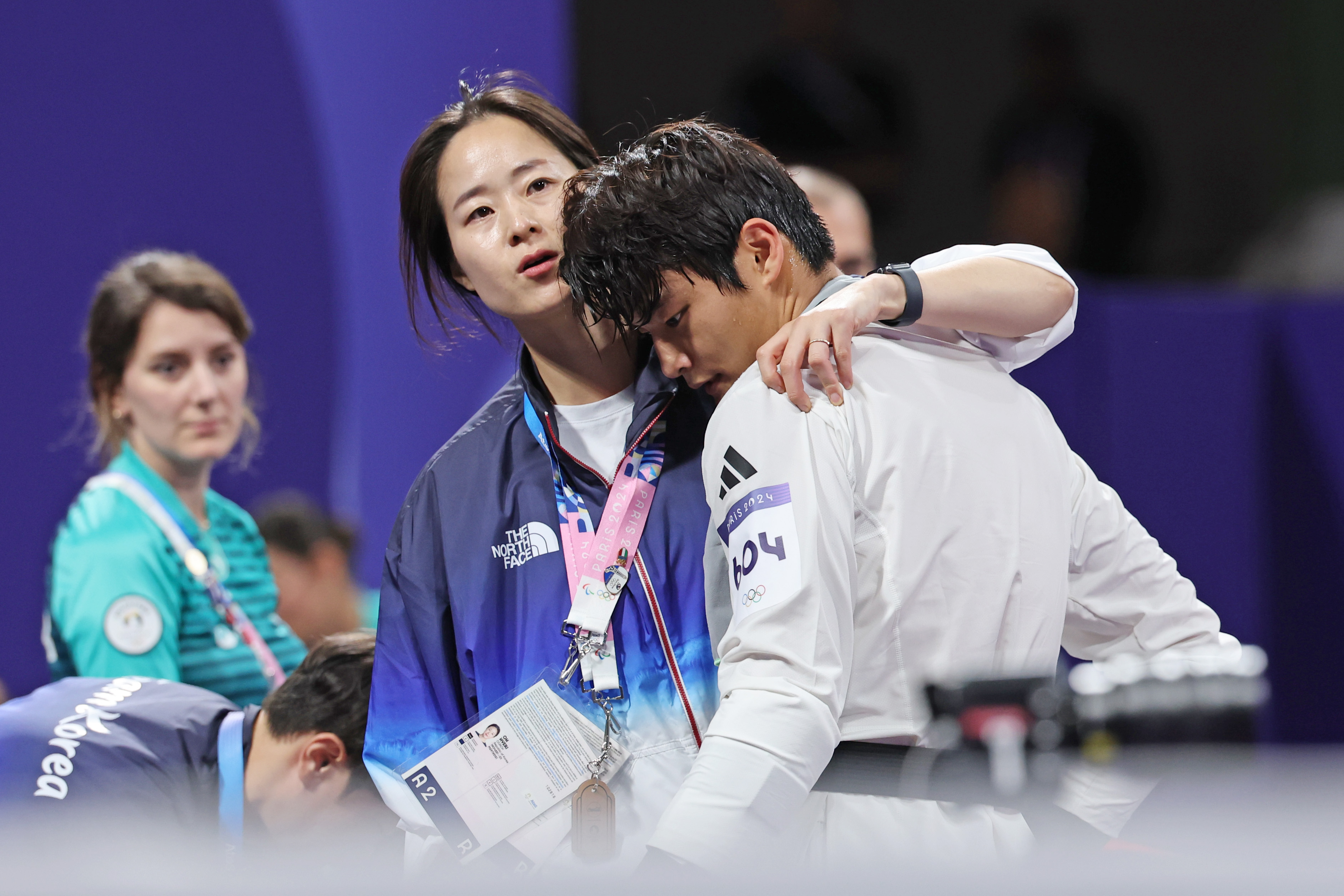 한국 태권도 국가대표 서건우가 10일(한국시간) 프랑스 파리 그랑팔레에서 열린 파리올림픽 태권도 남자 80㎏급 동메달 결정전 에디 흐르니치와의 경기에서 0-2로 패한 뒤 오혜리 코치의 위로를 받고 있다. 파리 연합뉴스