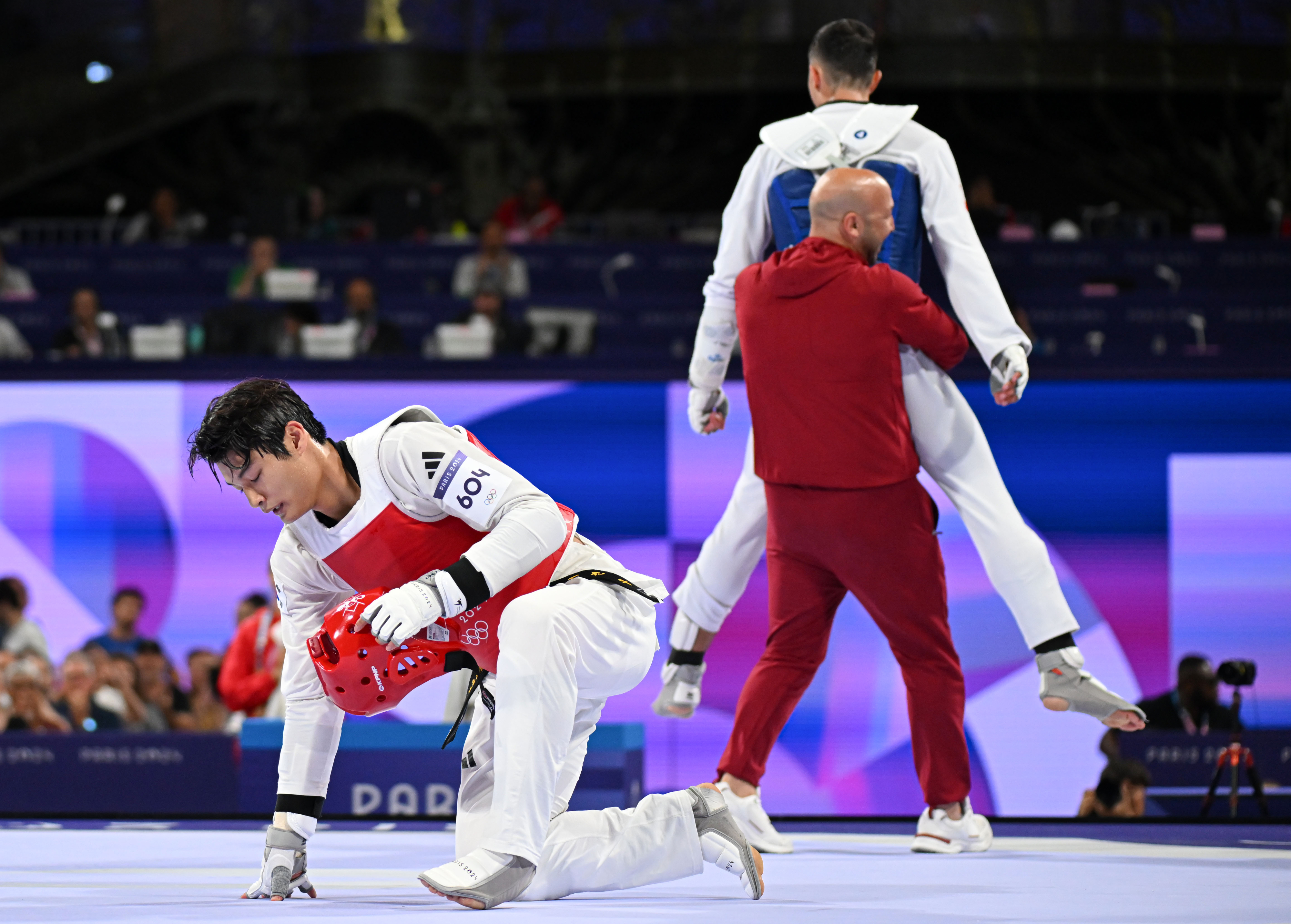 한국 태권도 국가대표 서건우가 10일(한국시간) 프랑스 파리 그랑팔레에서 열린 2024 파리올림픽 남자 80㎏급 동메달 결정전에서 에디 흐르니치에게 패배한 뒤 일어서고 있다. 파리올림픽사진공동취재단