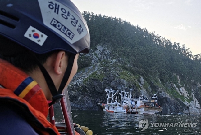 좌초된 어선 구조하는 해경. 군산해경 제공