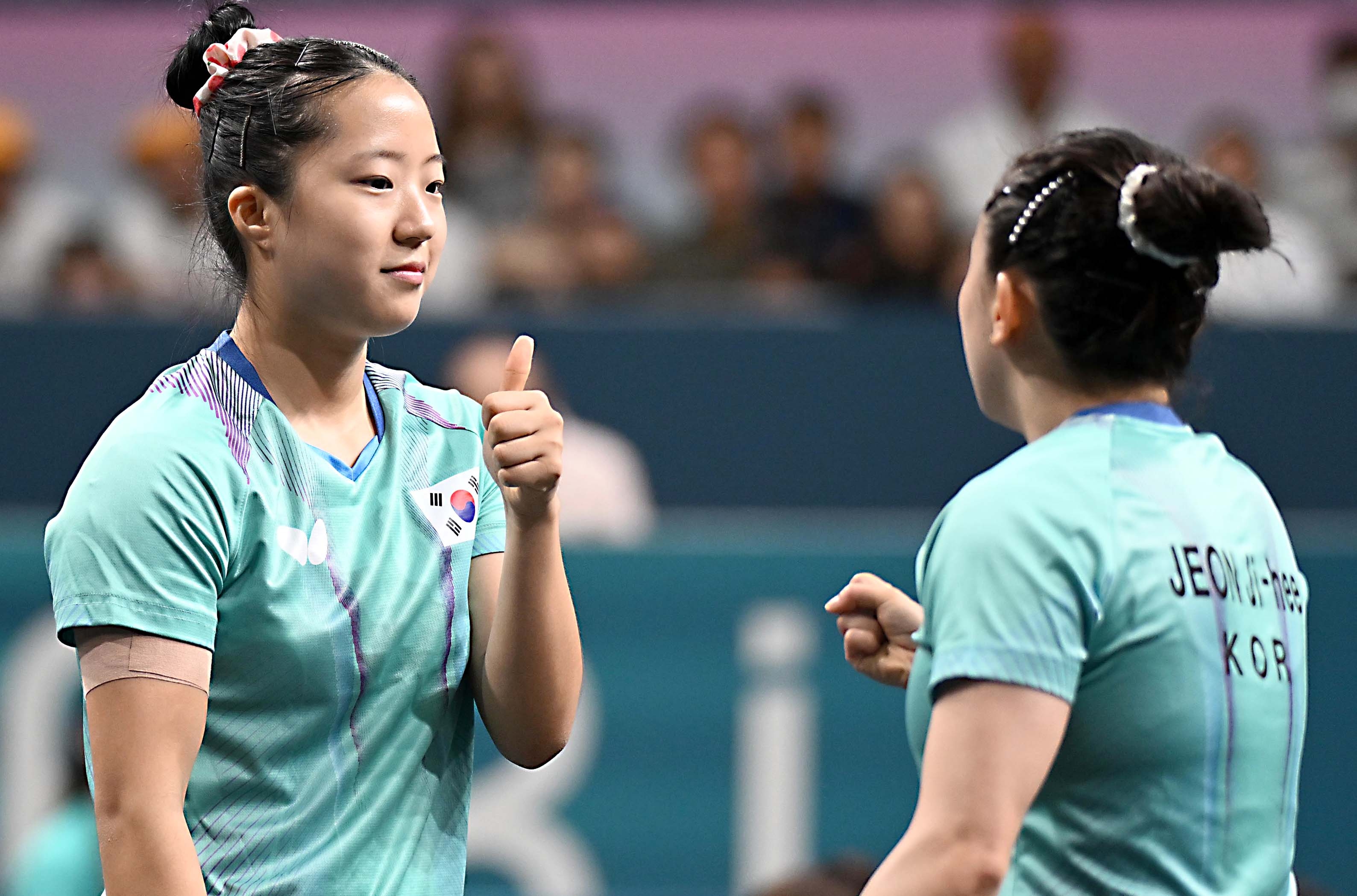 한국 탁구 국가대표 신유빈이 10일(한국시간) 프랑스 사우스 파리 아레나에서 열린 2024 파리올림픽 탁구 여자 단체전 독일과의 동메달 결정전에서 복식 파트너인 전지희에게 엄지를 들어 보이고 있다. 파리올림픽사진공동취재단