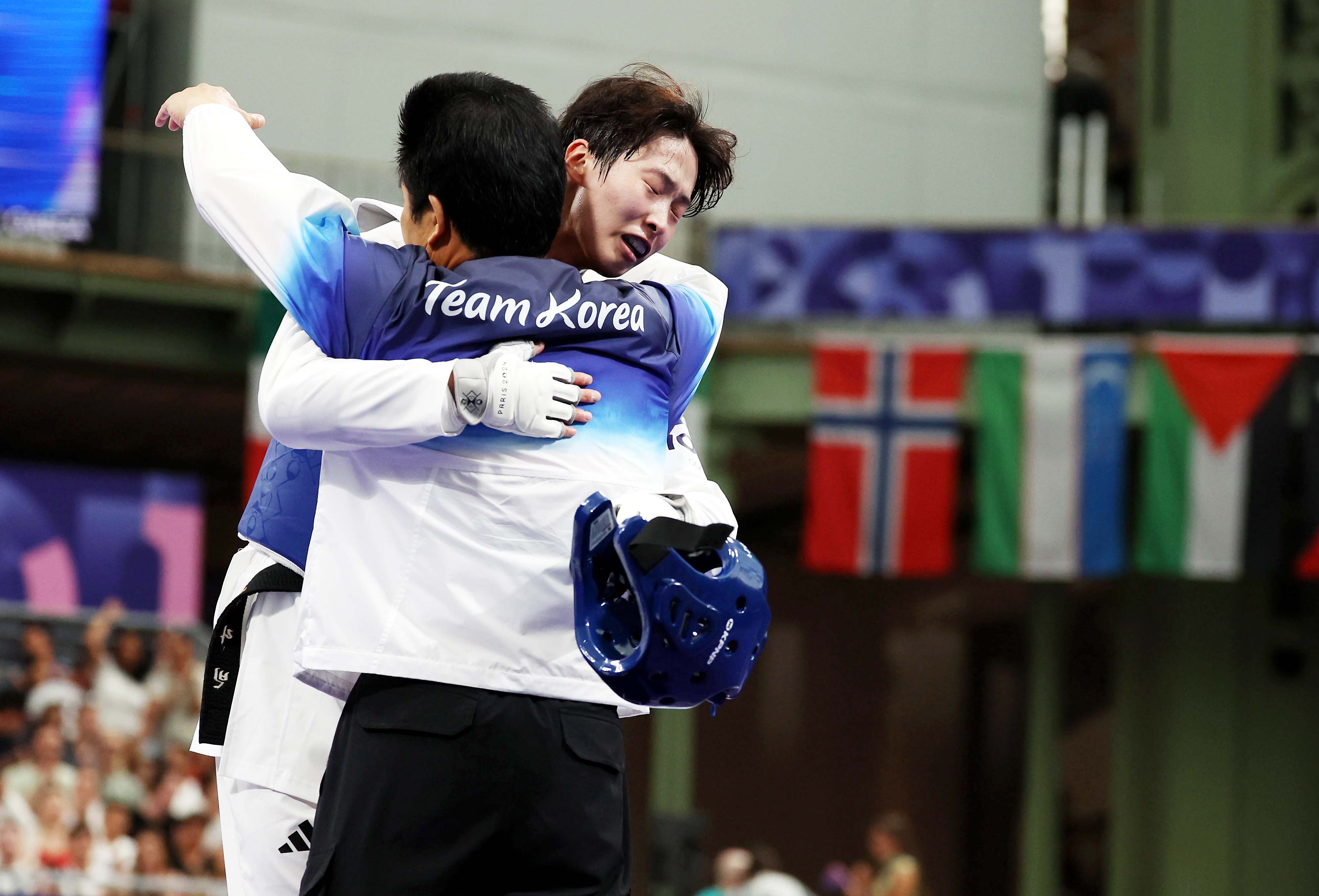 한국 태권도 국가대표 이다빈이 10일(한국시간) 프랑스 파리 그랑팔레에서 열린 2024 파리올림픽 태권도 여자 67㎏초과급 8강에서 중국의 저우쩌치를 꺾고 이창건 대표팀 감독과 기쁨을 나누고 있다. 파리올림픽사진공동취재단