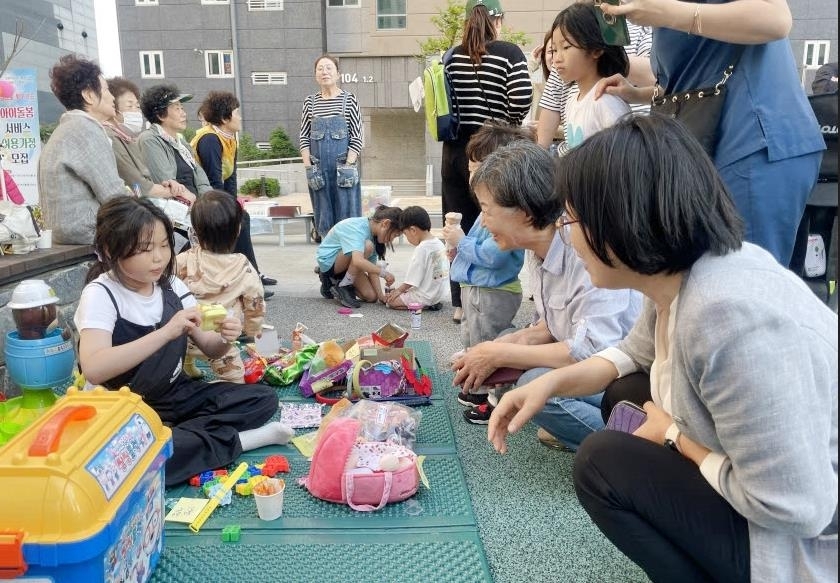 해남 코아루아파트 1호 공동육아나눔터에서 달란트 시장을 운영해 큰 호응을 얻었다. 해남군 제공