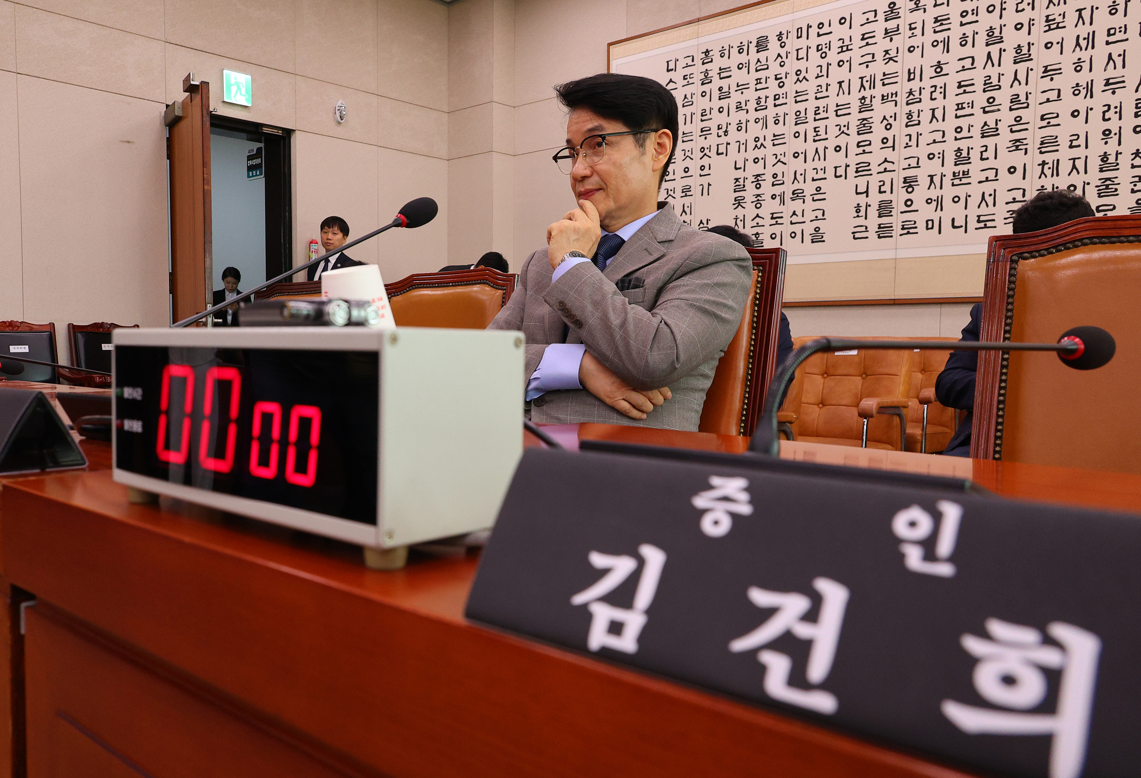 26일 서울 여의도 국회 법제사법위원회에서 열린 ‘윤석열 대통령 탄핵소추안 발의 요청’ 국민동의 청원 2차 청문회에 김건희 여사 증인석 옆으로 최재영 목사가 증인 출석해 있다. 2024.7.26 연합뉴스