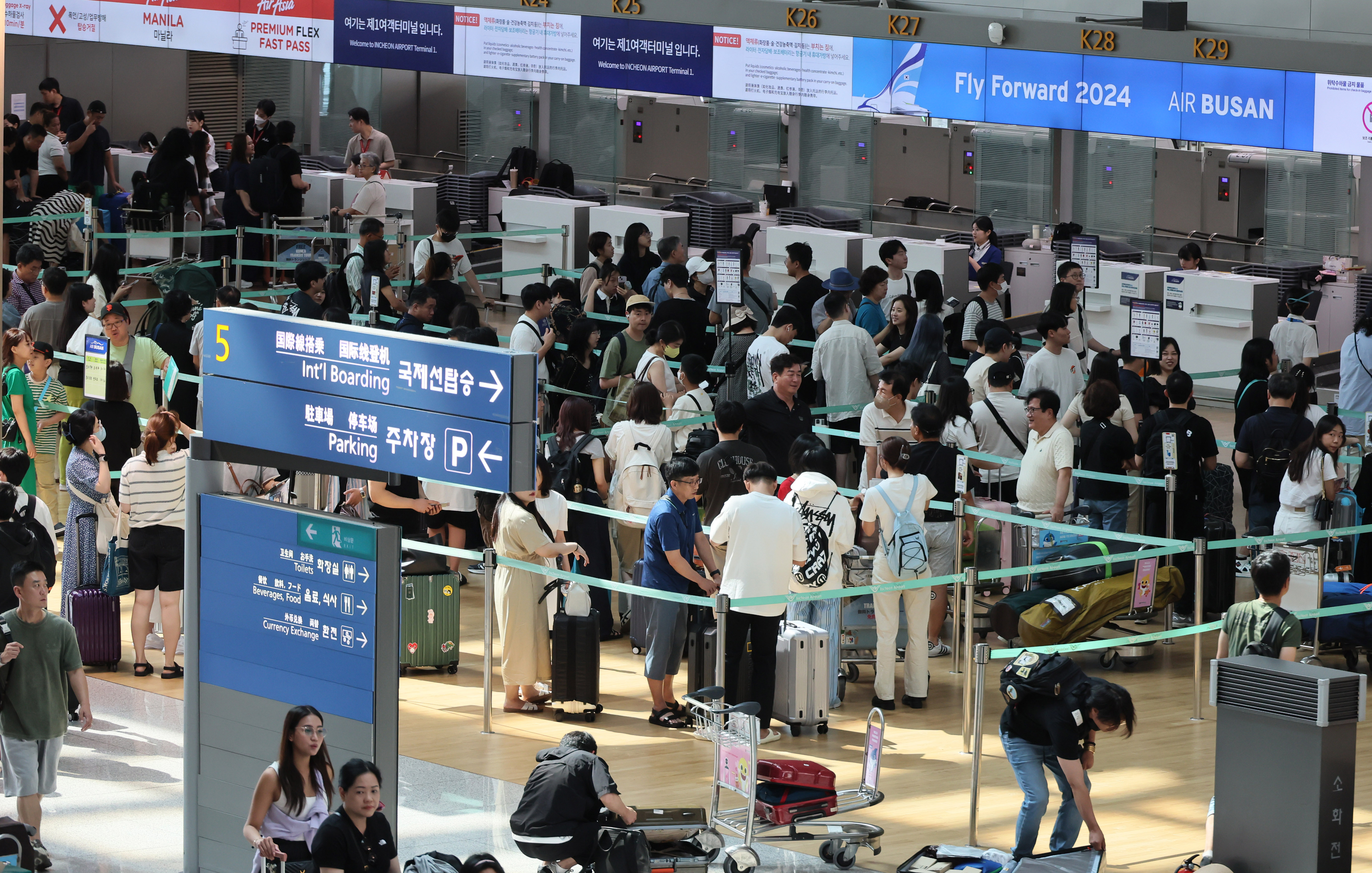 휴가철 붐비는 공항