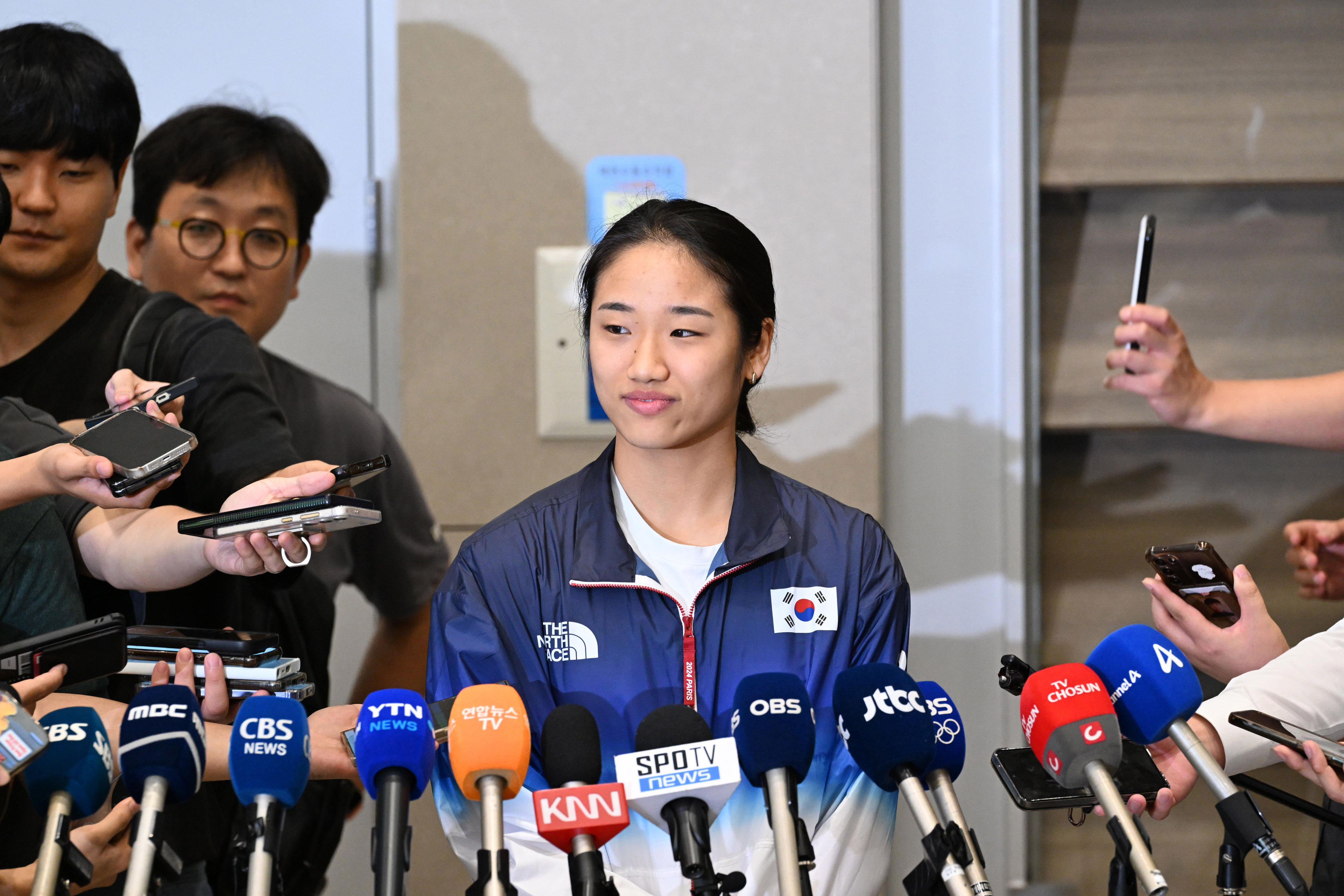 2024 파리올림픽 배드민턴 여자 단식에서 금메달을 딴 뒤 배드민턴협회의 선수 관리 문제 등을 지적한 안세영 선수가 7일 오후 인천국제공항 2터미널을 통해 귀국한 뒤 기자들의 질문에 답하고 있다. 2024.8.7. 도준석 전문기자