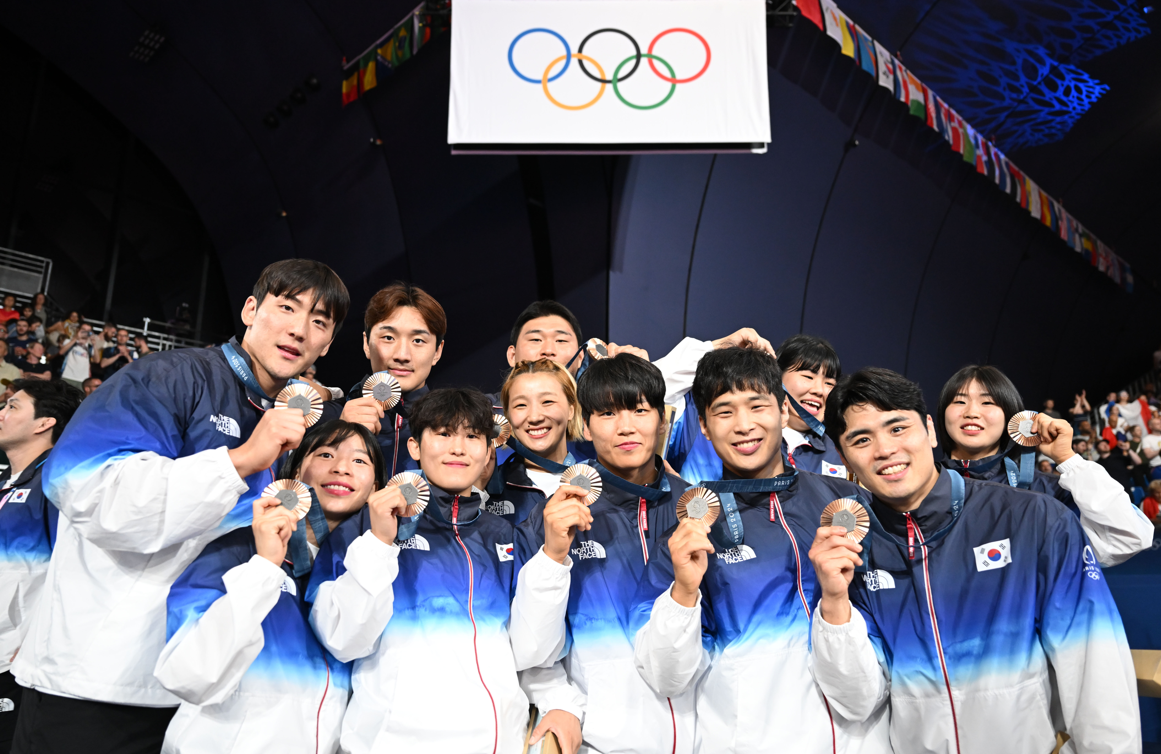 한국 유도 대표팀이 4일(한국시간) 프랑스 파리 샹 드 마르스에서 열린 2024 파리올림픽 유도 혼성 단체전 시상식에 동메달을 목에 걸고 기념사진을 촬영하고 있다. 파리 박지환 기자