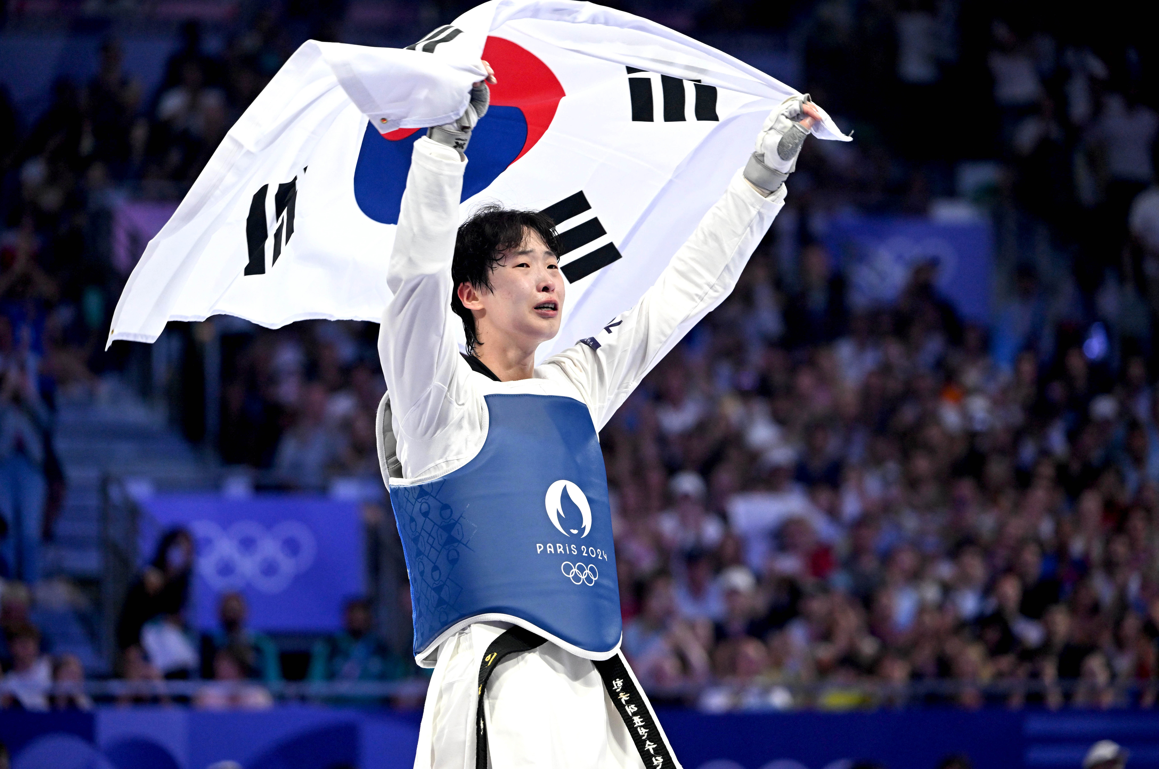 한국 태권도 국가대표 이다빈이 11일(한국시간) 프랑스 파리 그랑팔레에서 열린 파리올림픽 태권도 여자 67㎏초과급 로레나 브랜들(독일)과의 동메달 결정전에서 승리하고 태극기를 휘날리고 있다. 파리올림픽사진공동취재단