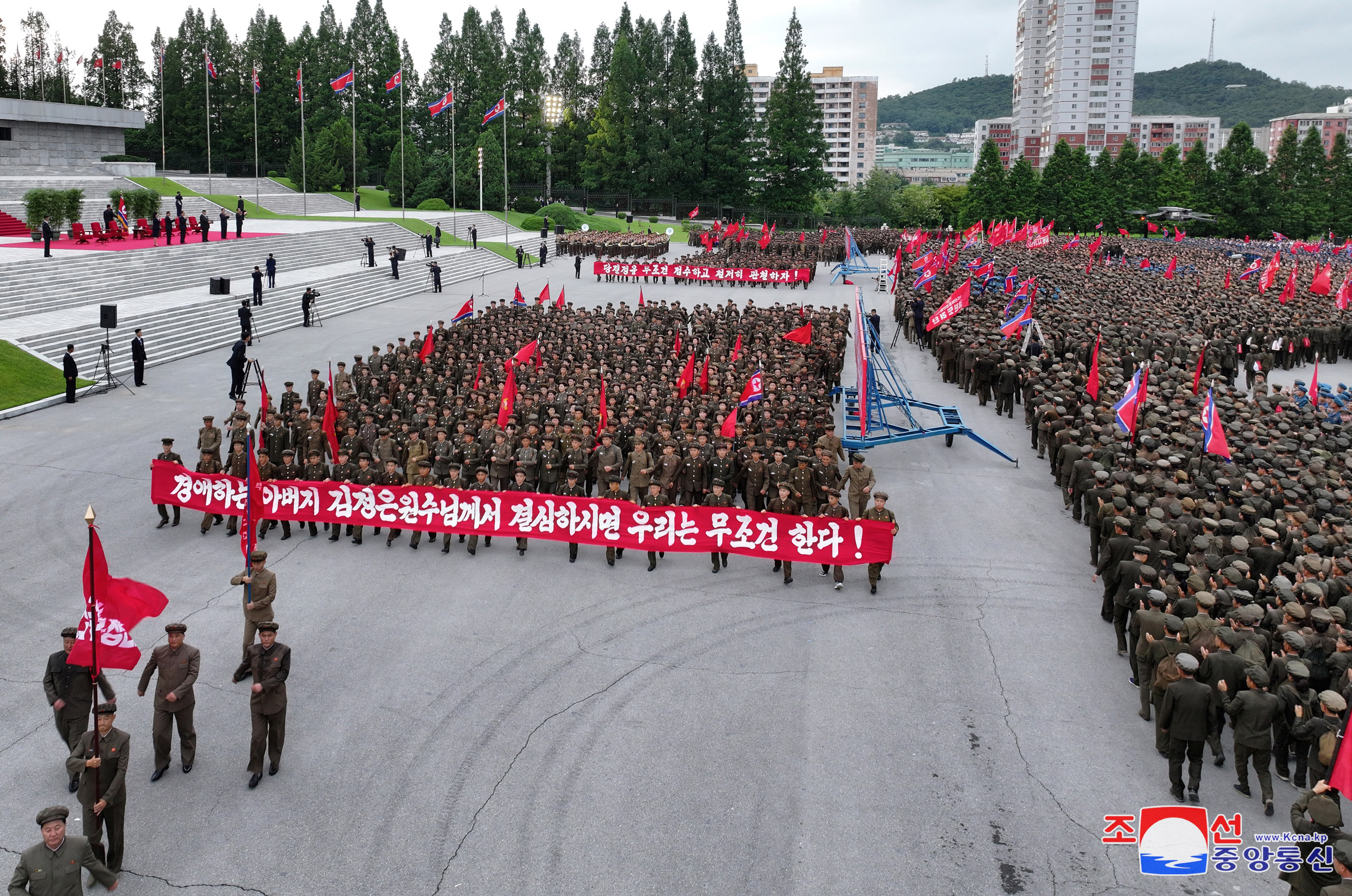 김정은 북한 국무위원장이 참석한 가운데 평안북도 피해복구 전구에 파견되는 백두산영웅청년돌격대 진출식이 지난 6일 평양에서 진행됐다고 조선중앙통신이 7일 보도했다. 2024.8.7 평양 조선중앙통신 연합뉴스