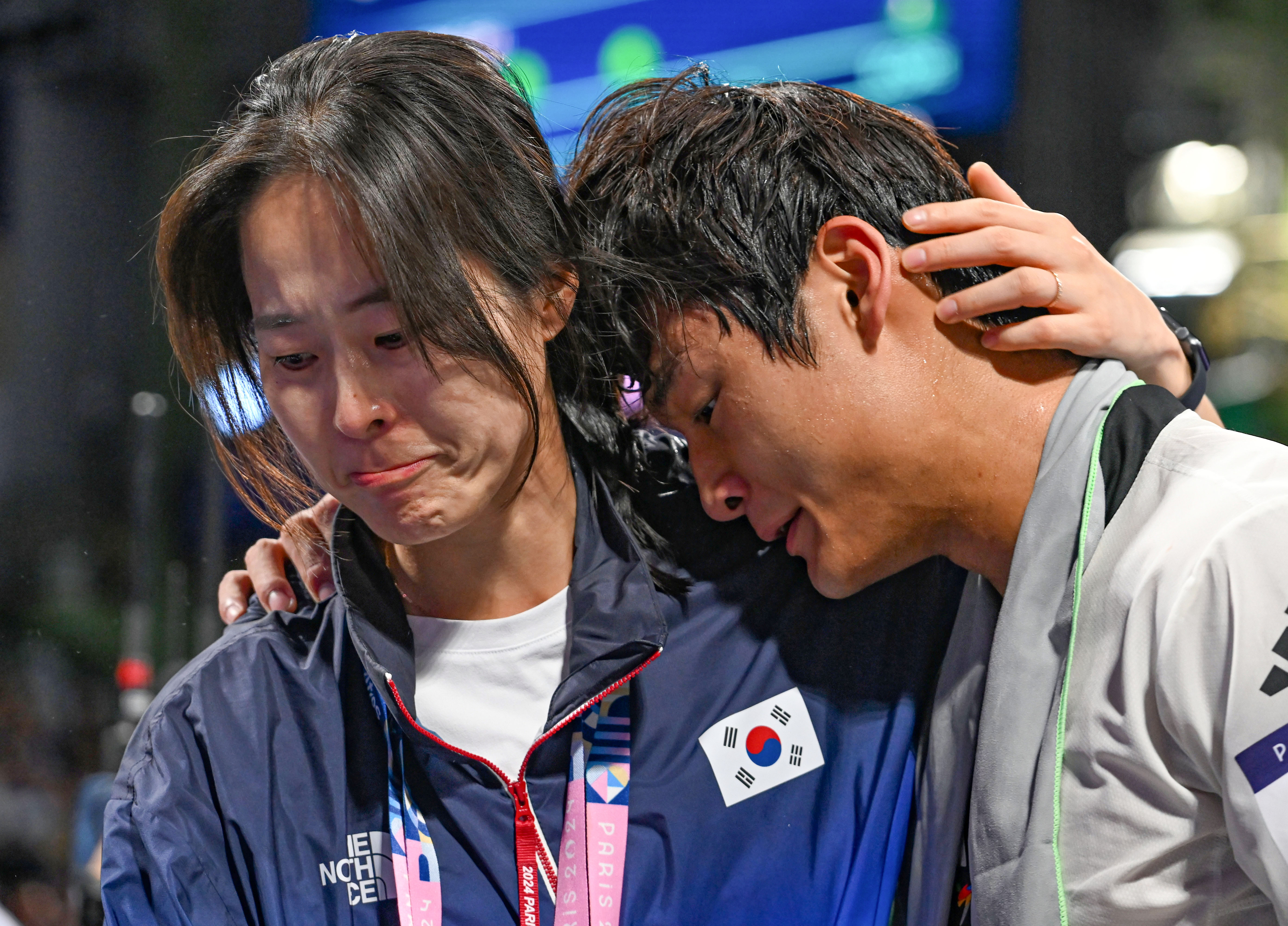 한국 태권도 국가대표 서건우가 10일(한국시간) 프랑스 파리 그랑팔레에서 열린 2024 파리올림픽 태권도 남자 80kg급 동메달 결정전에서 덴마크 에디 흐르니치에게 패배한 뒤 오혜리 코치에게 위로 받고 있다. 파리올림픽사진공동취재단